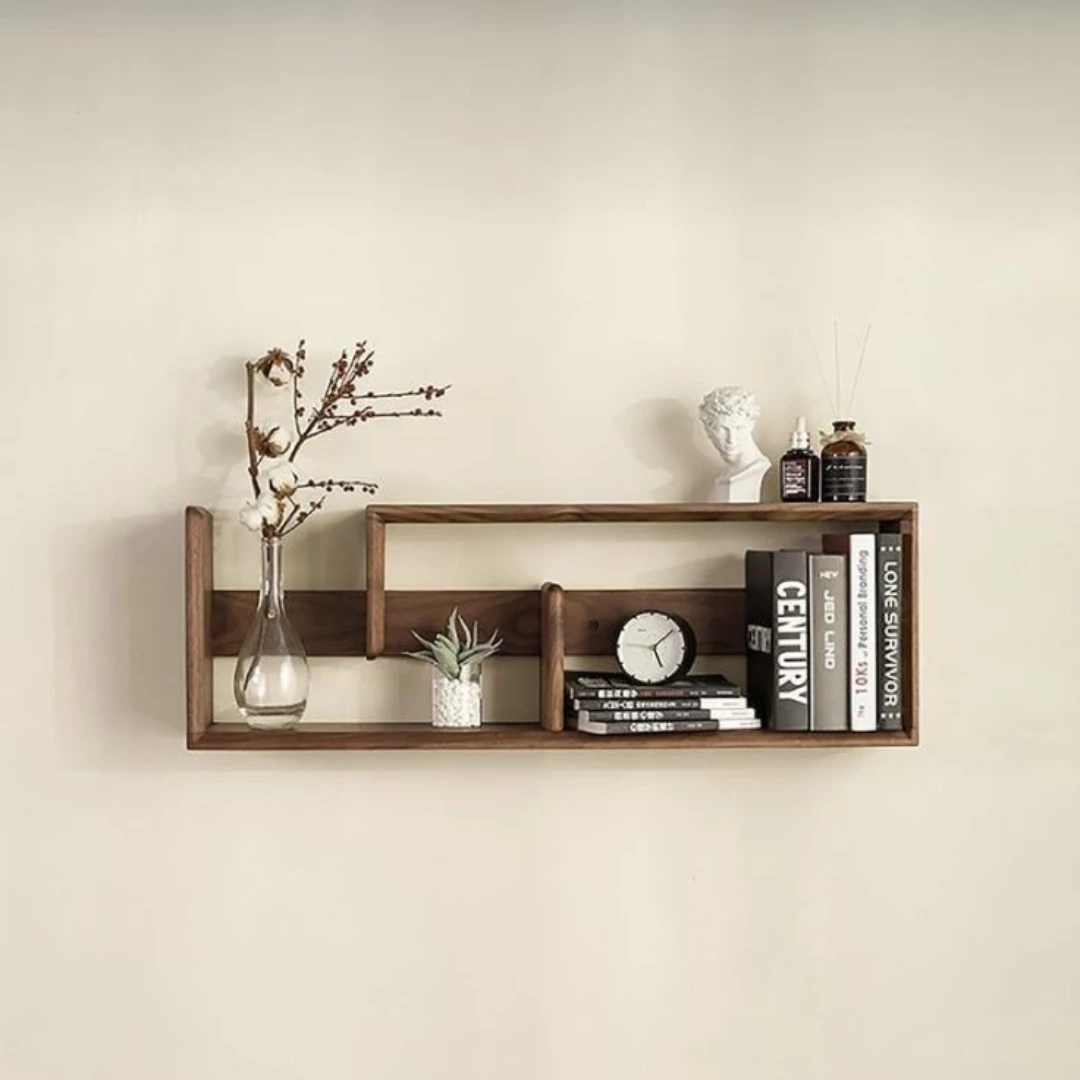 Góc phòng với chậu cây xanh cạnh sofa