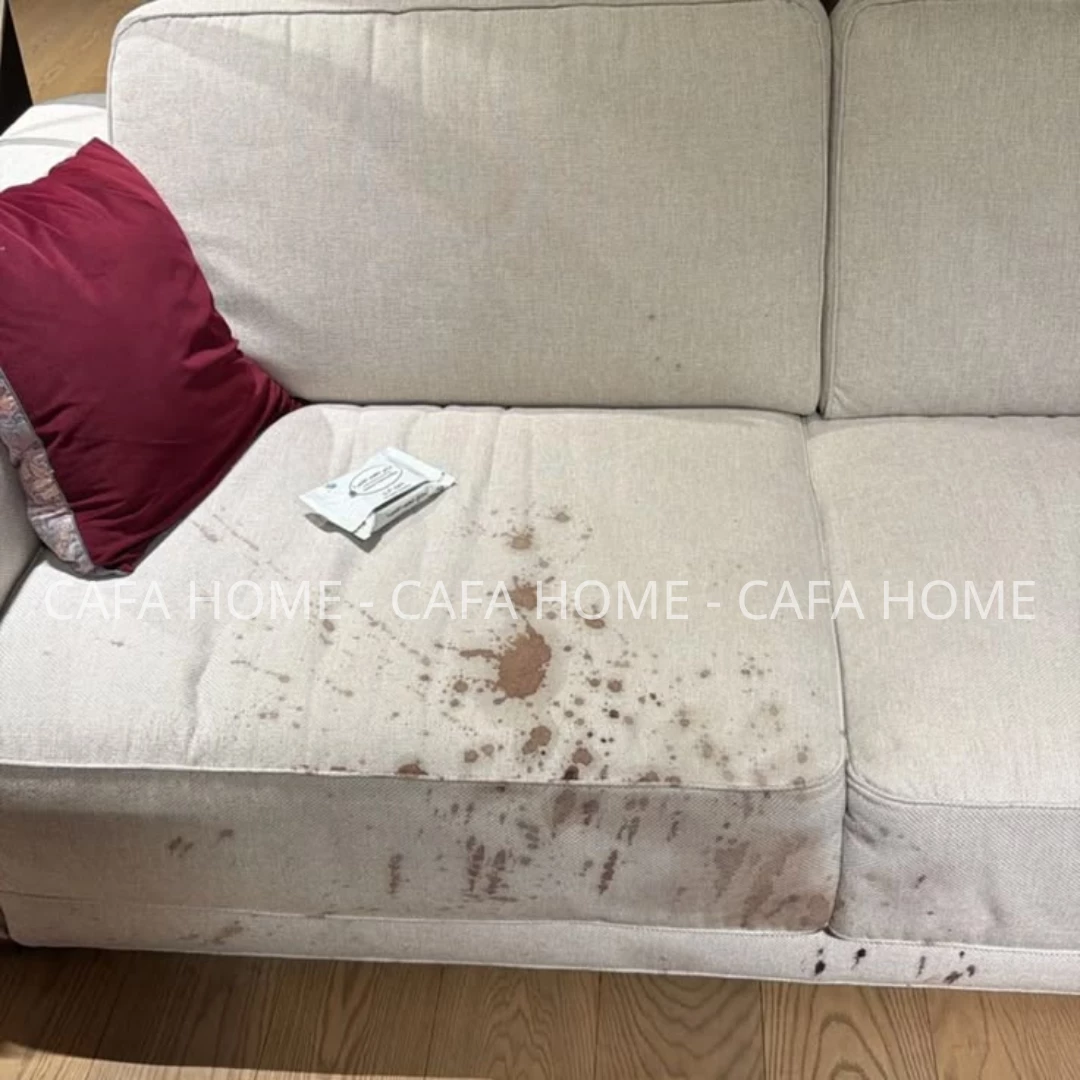 Hút bụi bề mặt sofa vải bằng đầu hút có bàn chải