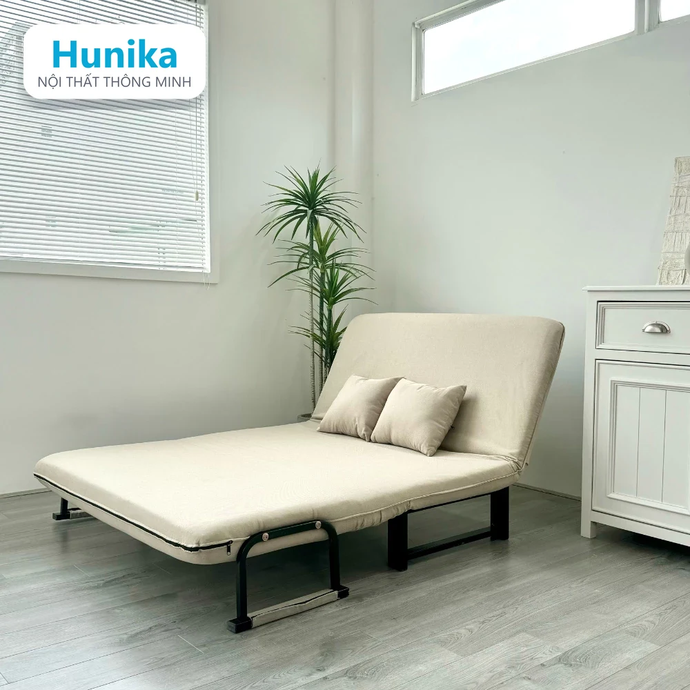 Phòng khách tối giản với tường sáng, sofa xám và gối màu nhấn