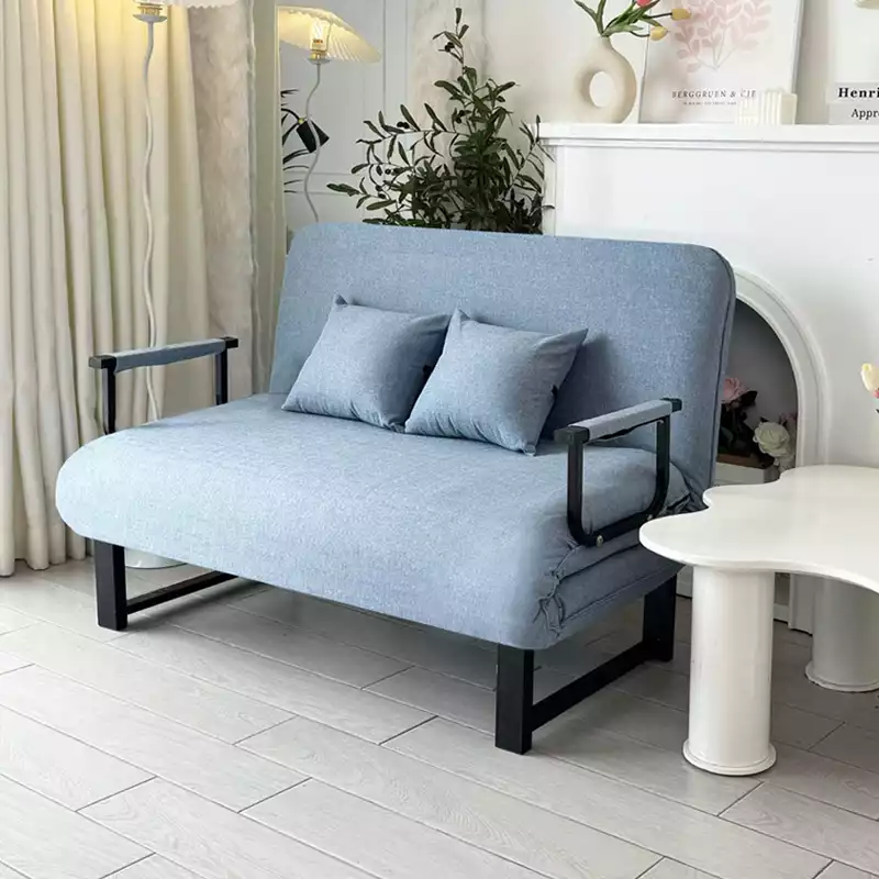 Sofa giường gấp bọc vải lanh màu xám đặt trong phòng khách nhỏ