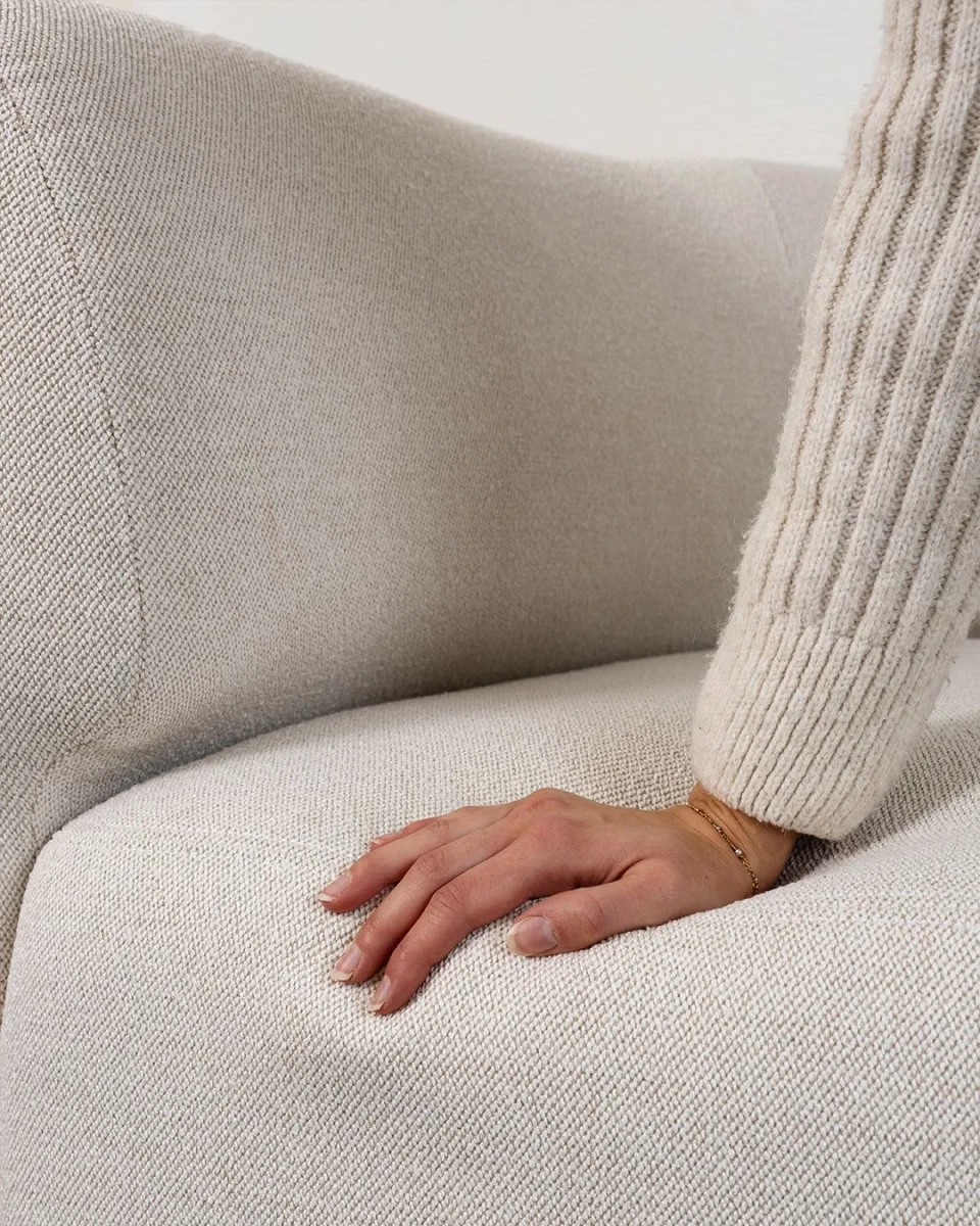 Sofa bed mở ra thành mặt nằm, nhìn từ trên xuống